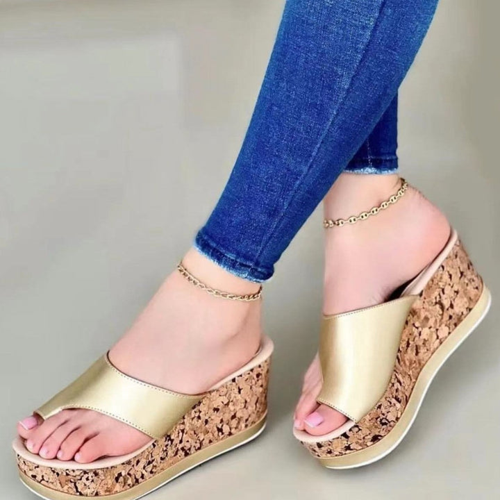 Toe ring wedge heels slides