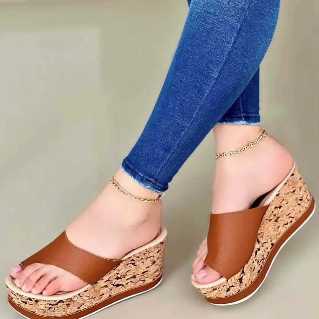 Toe ring wedge heels slides