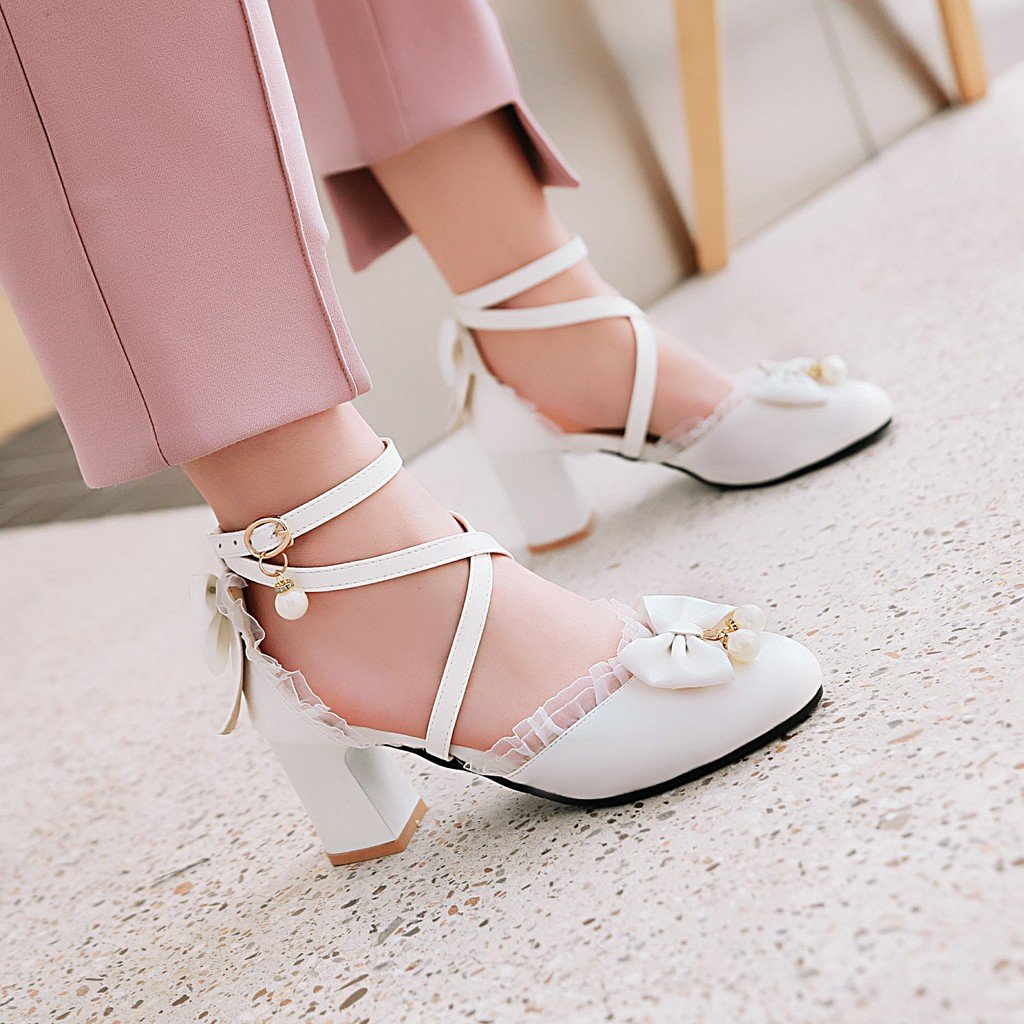 Women's closed toe criss cross chunky heeled sandals