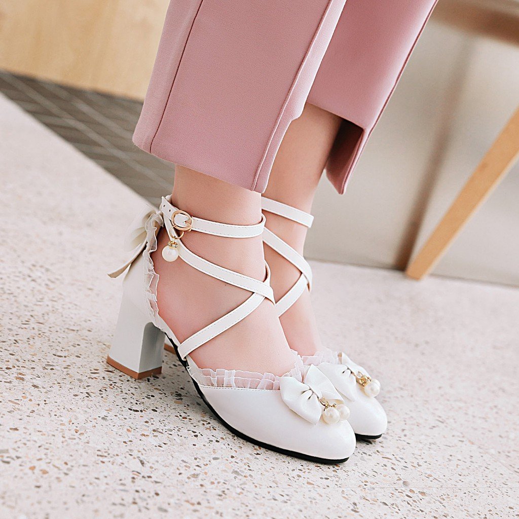 Women's closed toe criss cross chunky heeled sandals