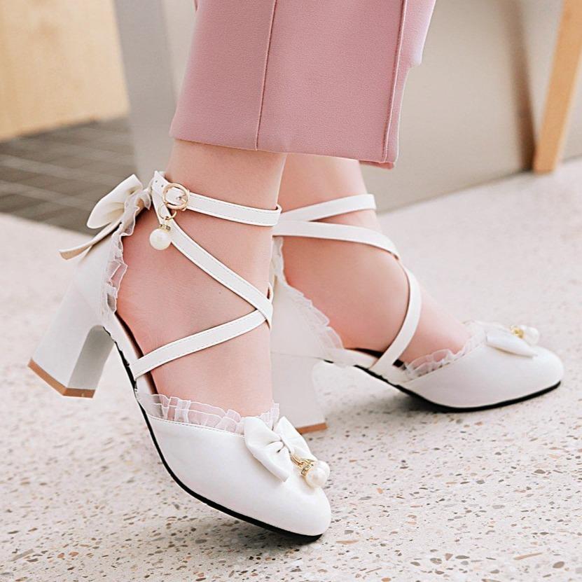 Women's closed toe criss cross chunky heeled sandals