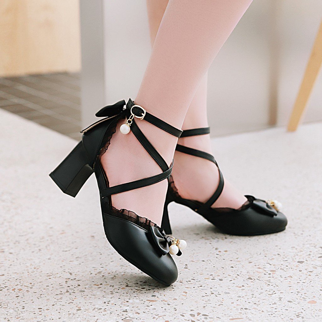 Women's closed toe criss cross chunky heeled sandals